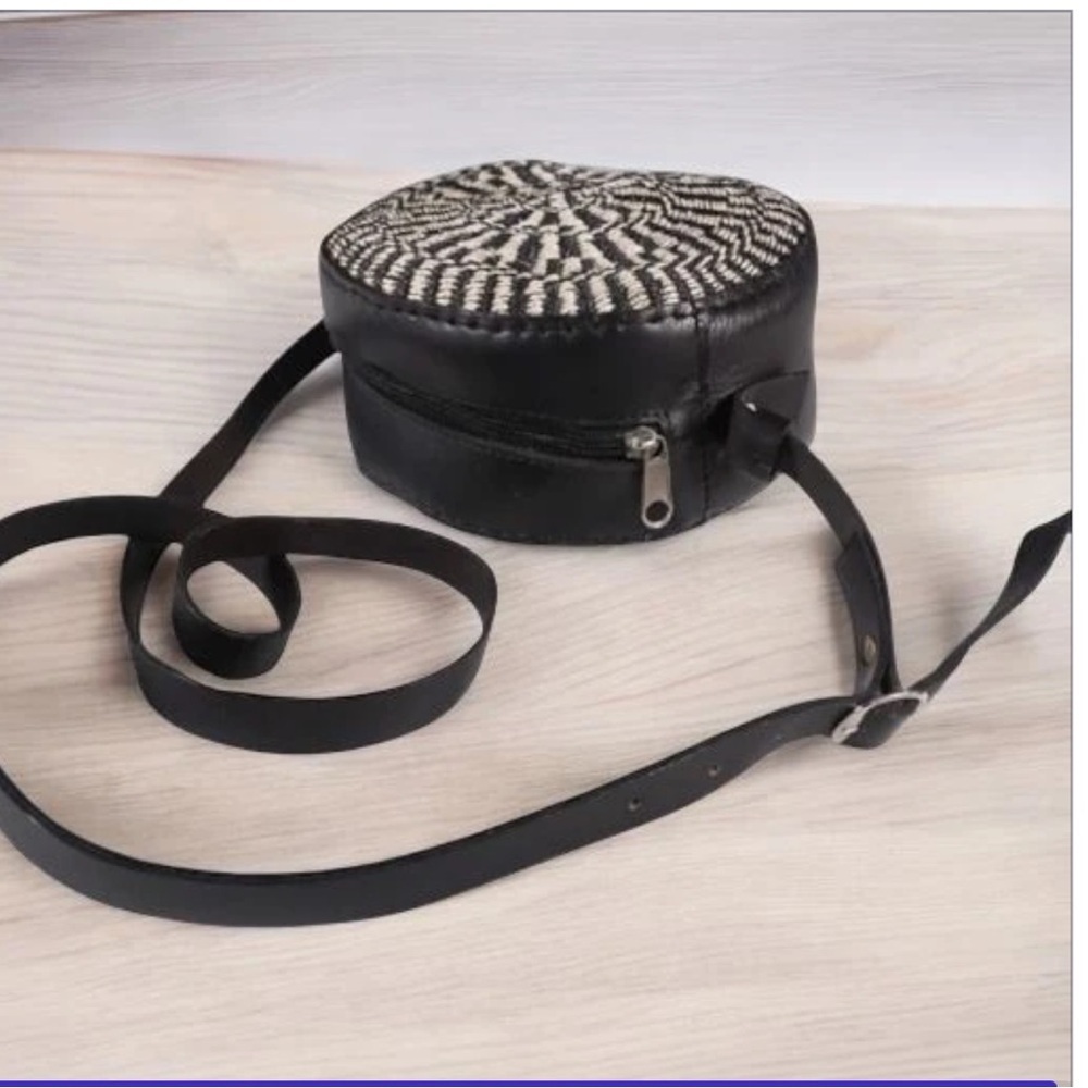 Round Woven & Leather Crossbody Bag Black White Spiral Boho Festival‎ Purse - Picture 2 of 8